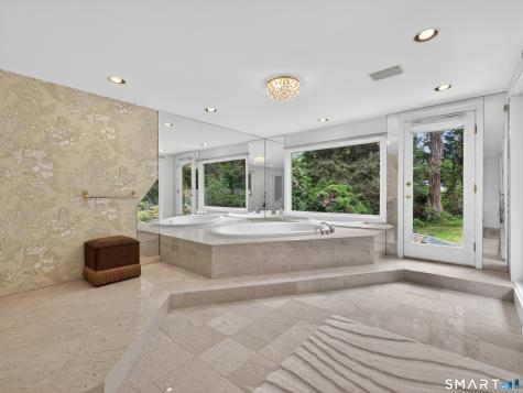 104 Parkway South New London CT 06320