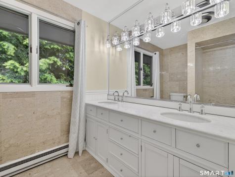 104 Parkway South New London CT 06320