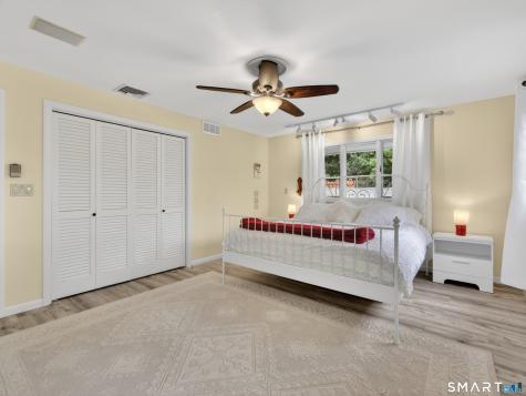 104 Parkway South New London CT 06320
