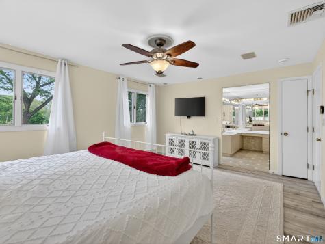 104 Parkway South New London CT 06320