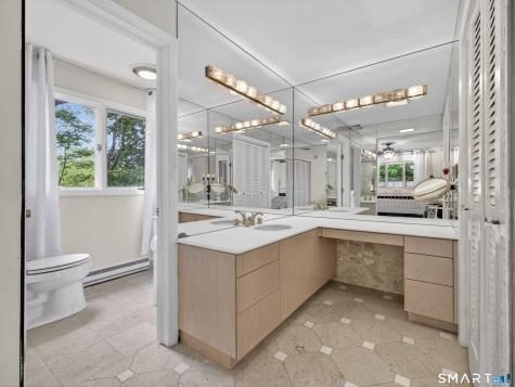 104 Parkway South New London CT 06320