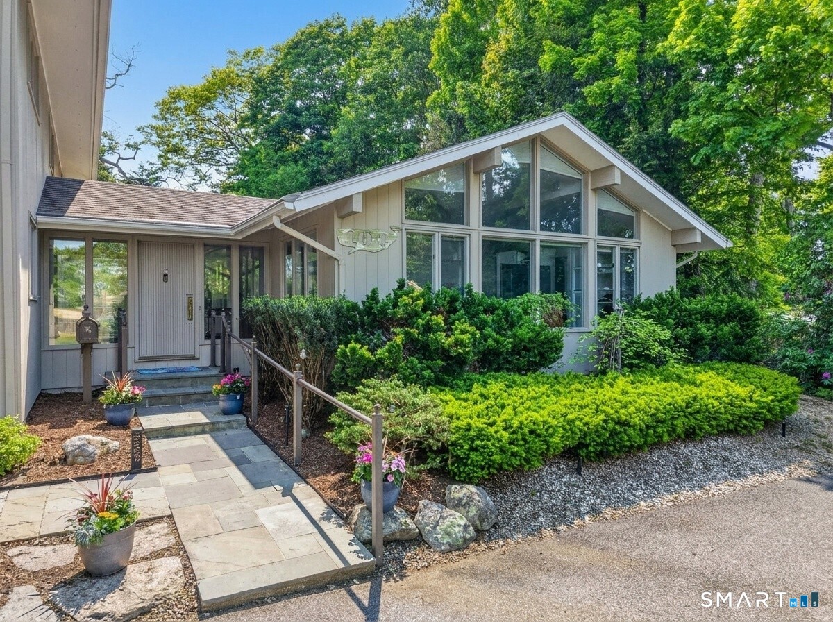 104 Parkway South New London CT 06320