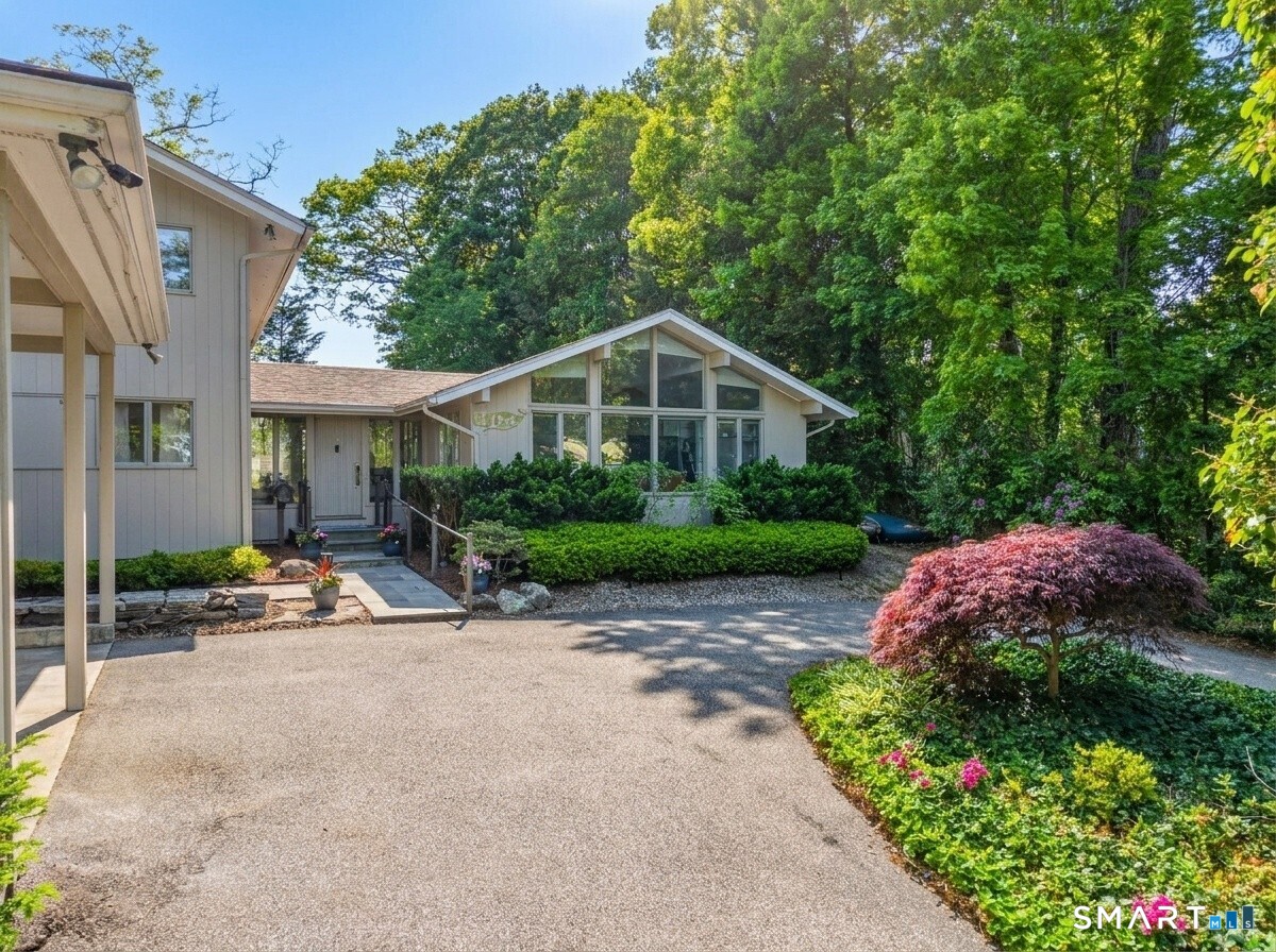 104 Parkway South New London CT 06320