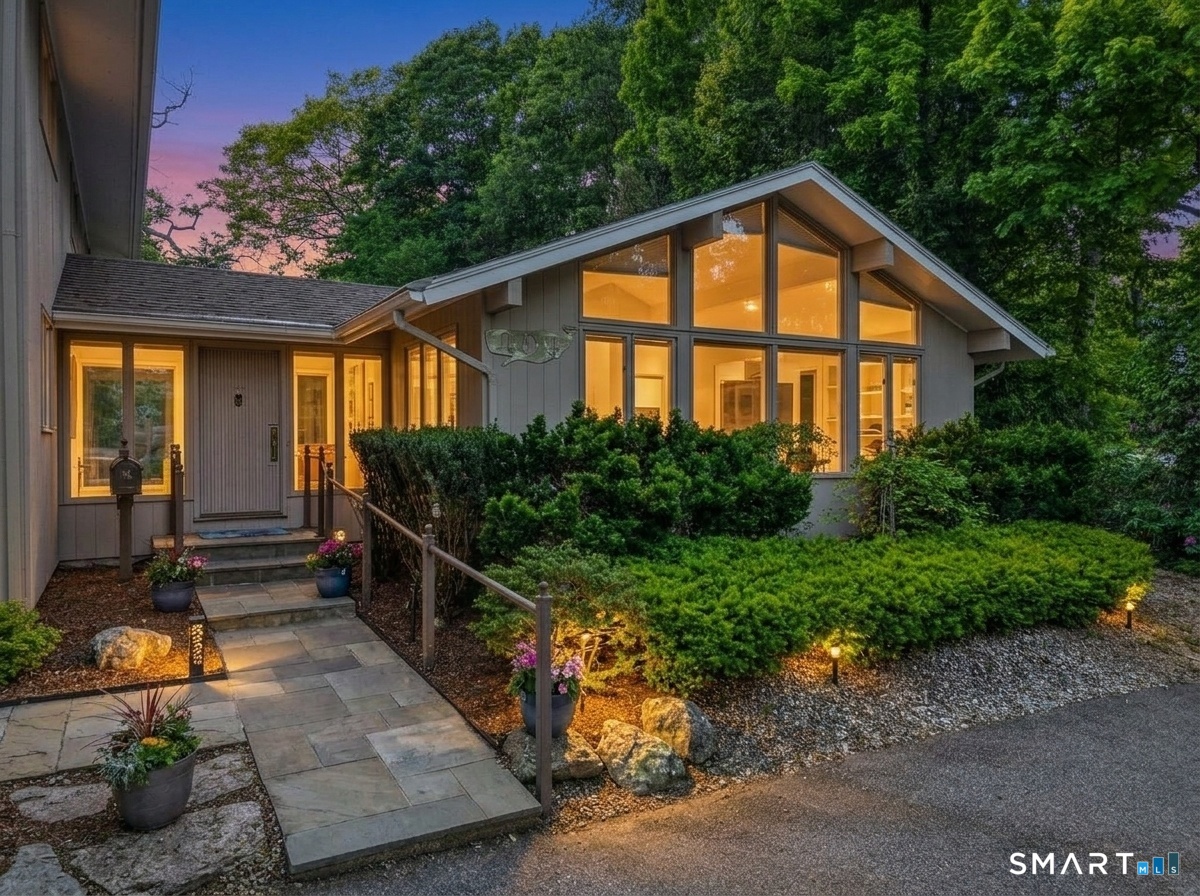 104 Parkway South New London CT 06320
