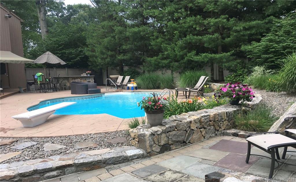 18 Woodridge Lane New Fairfield CT 06812