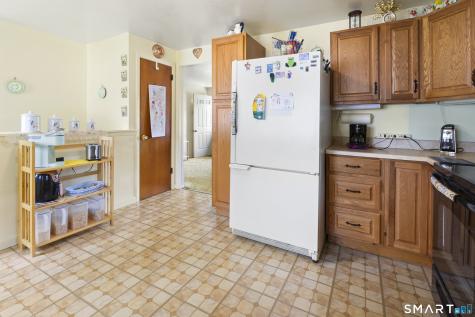 27 Mcintosh Avenue Montville CT 06382