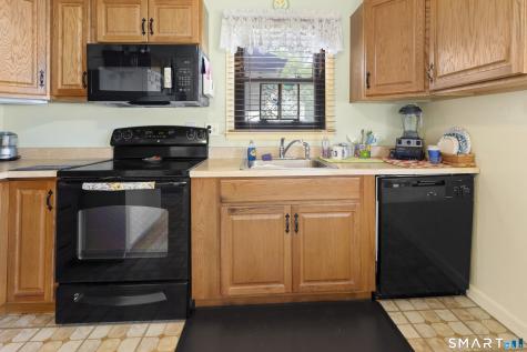 27 Mcintosh Avenue Montville CT 06382