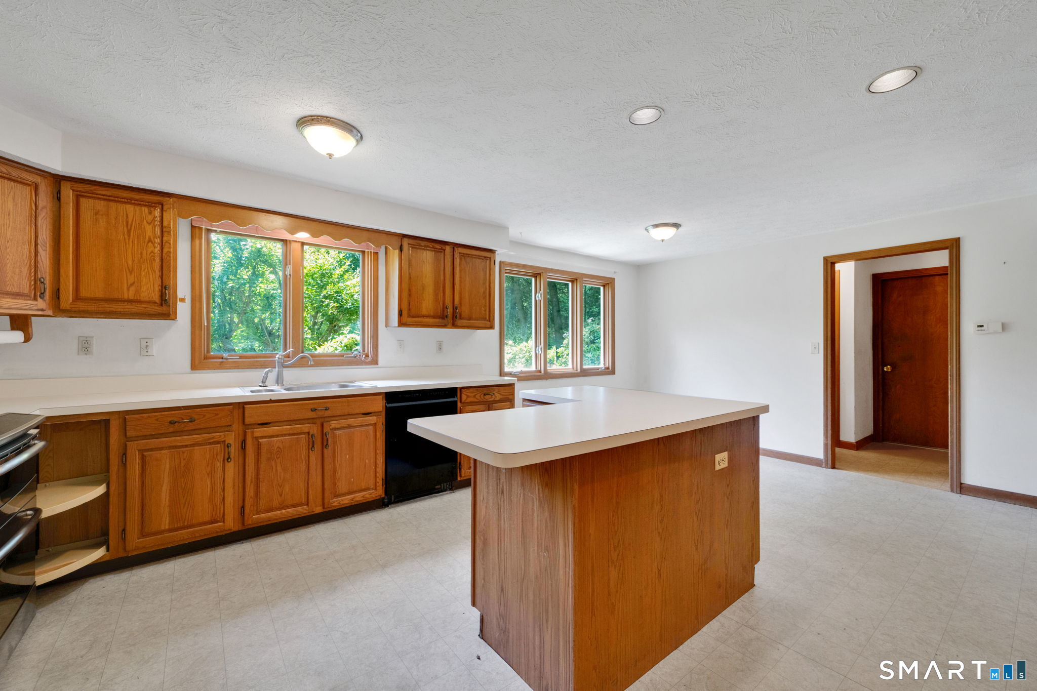 33 Woodmar Circle South Windsor CT 06074