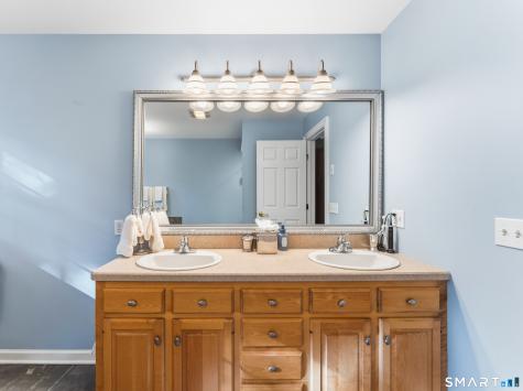 29 Narragansett Trail Newtown CT 06482