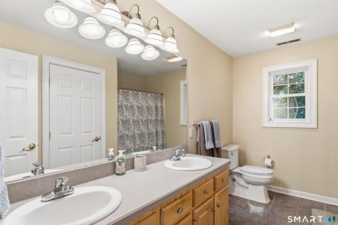 29 Narragansett Trail Newtown CT 06482