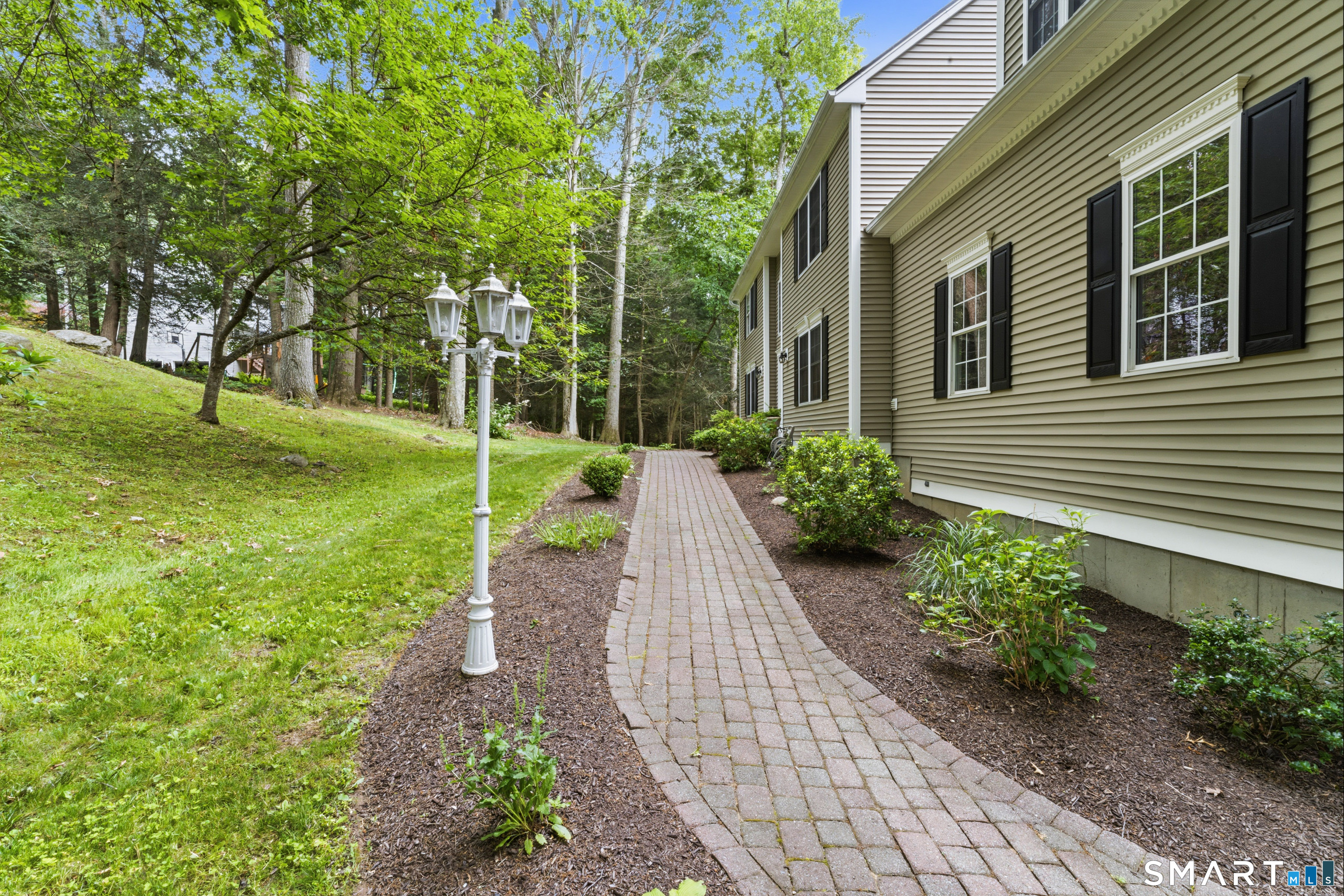 29 Narragansett Trail Newtown CT 06482