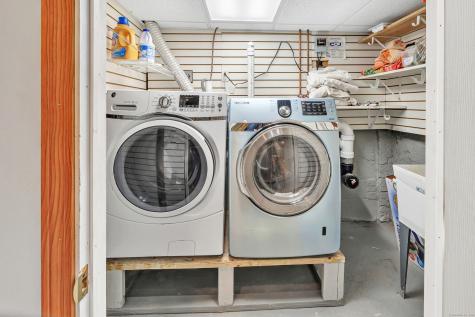 3 Mcconney Grove Derby CT 06418