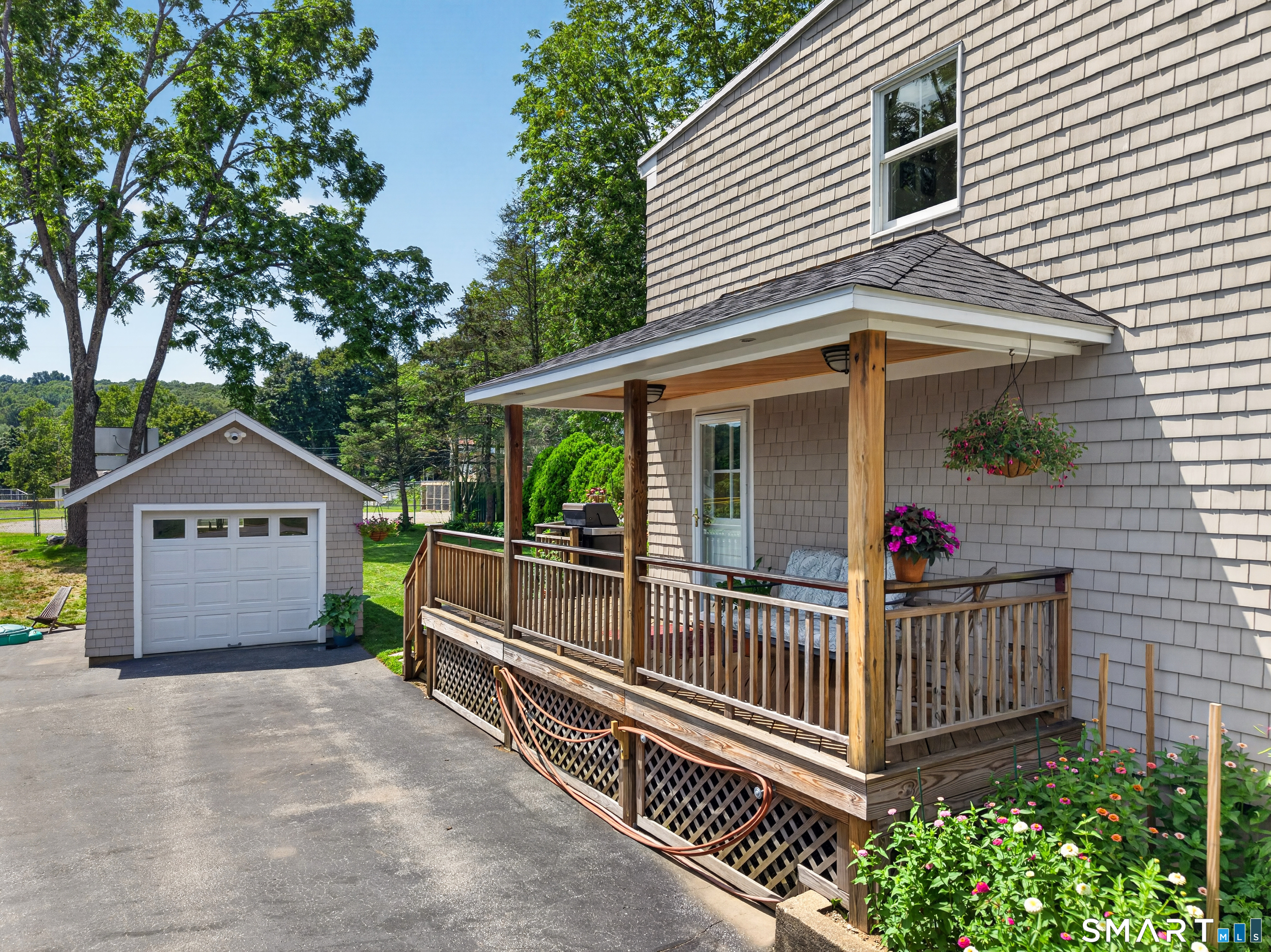16 Quaker Lane Waterford CT 06375
