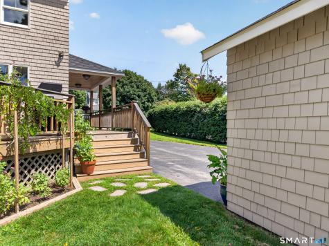 16 Quaker Lane Waterford CT 06375
