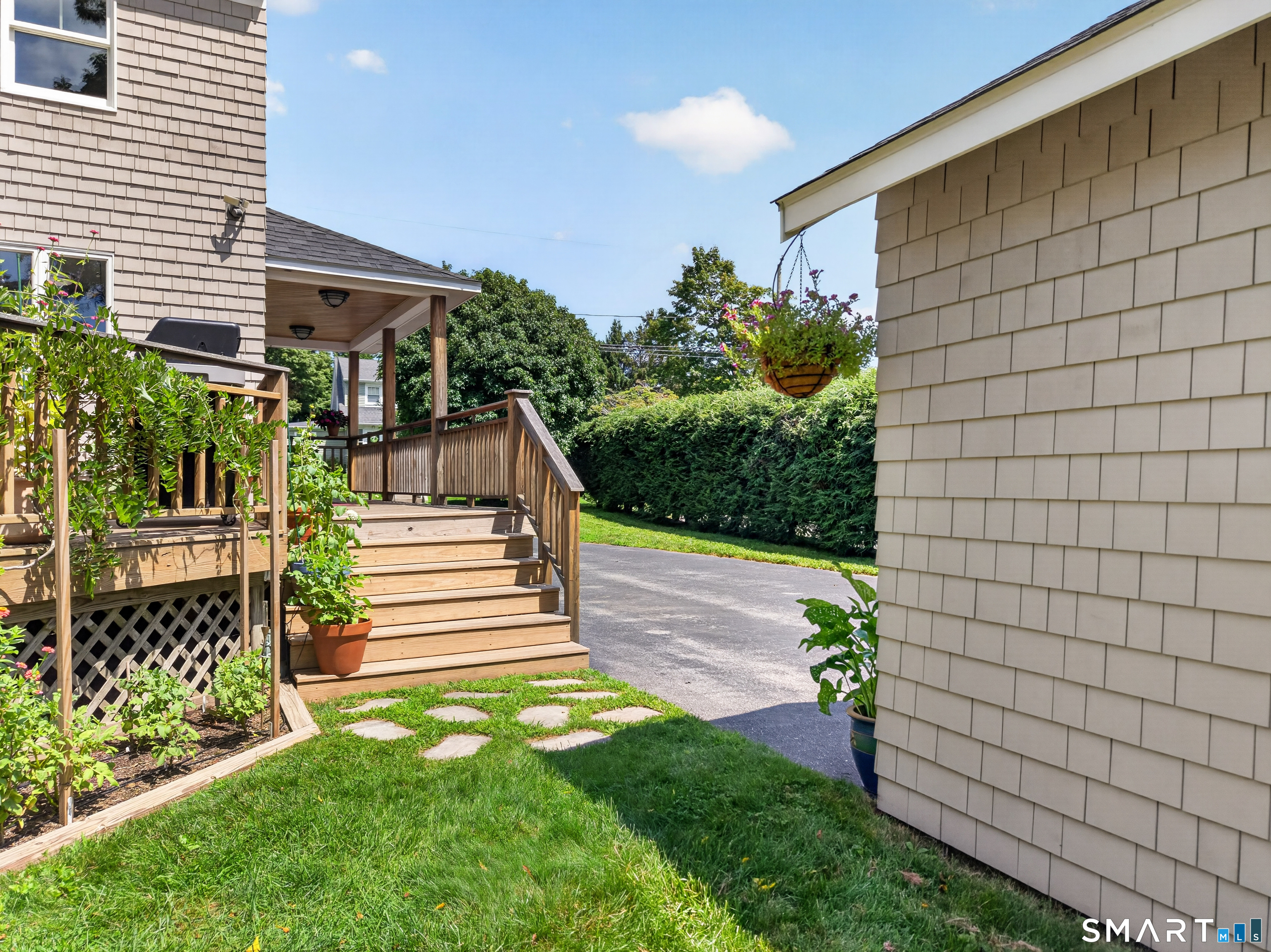 16 Quaker Lane Waterford CT 06375