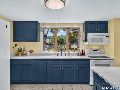 16 Quaker Lane Waterford CT 06375