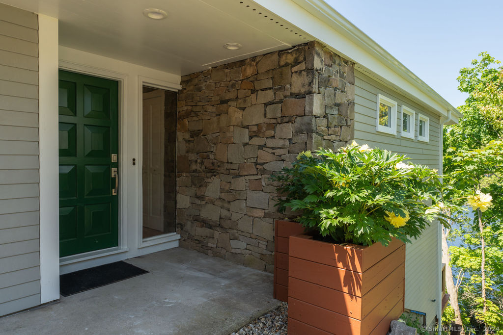 18 Lakeview Circle East Lyme CT 06357