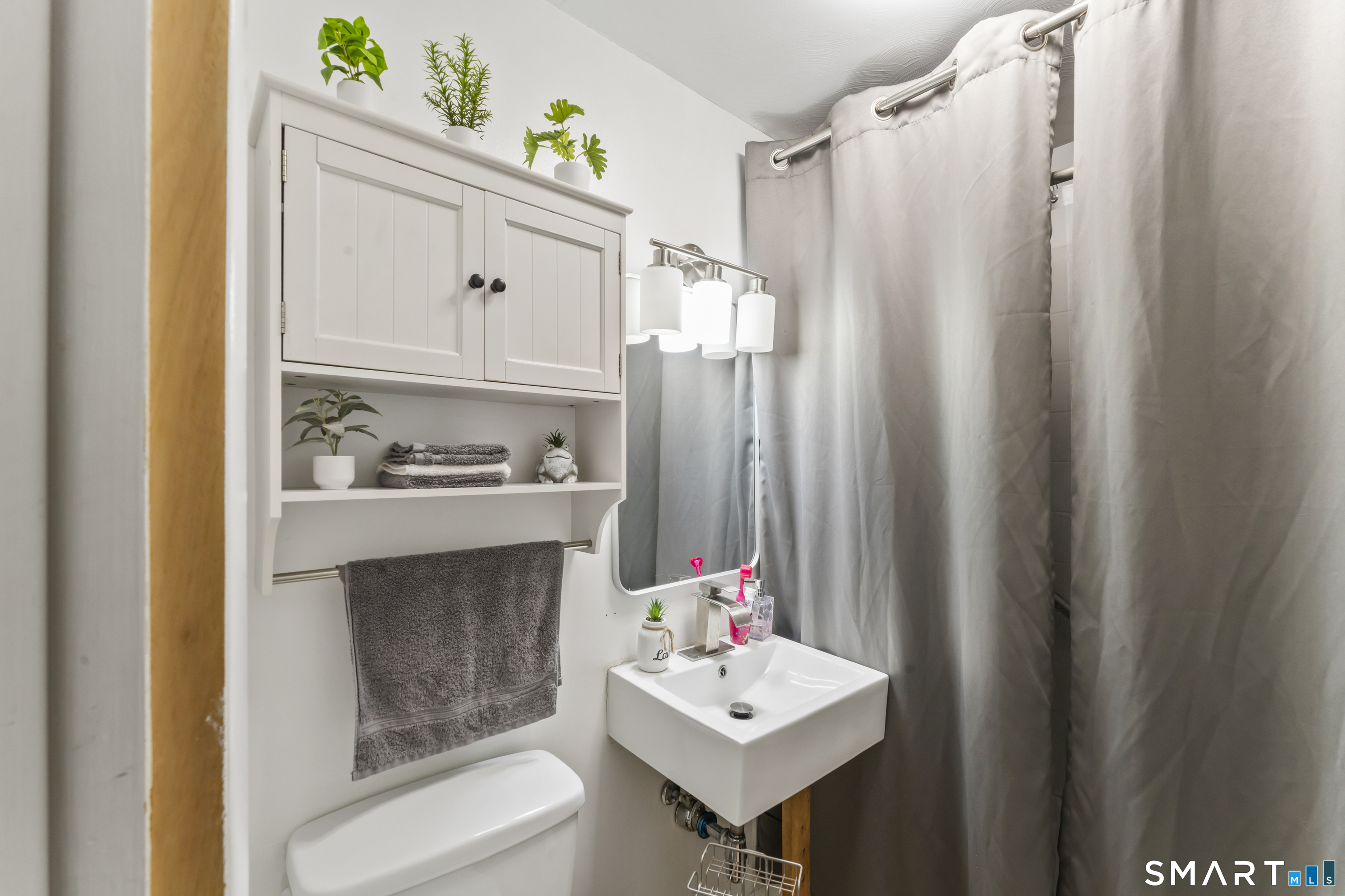 16 Nutmeg Avenue Enfield CT 06082