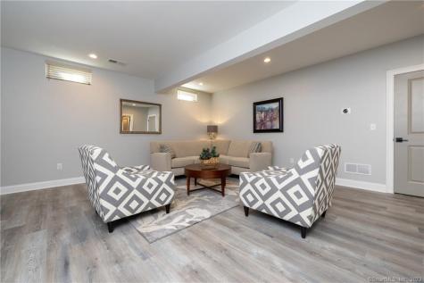 Oakwood Circle Plainville CT 06062