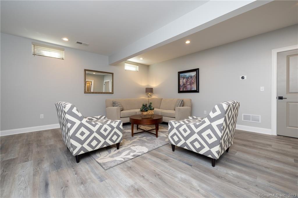 Oakwood Circle Plainville CT 06062