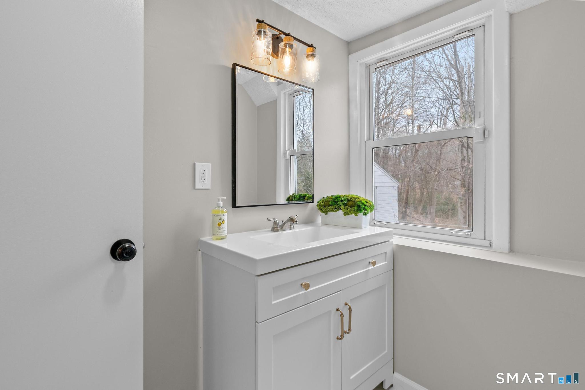 25 Mountain Road Simsbury CT 06081