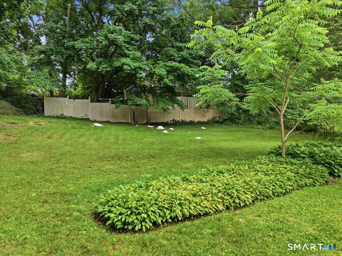 28 Moore Court New London CT 06320