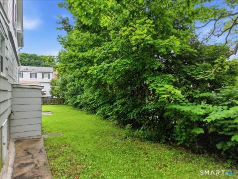 28 Moore Court New London CT 06320