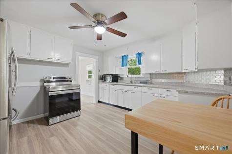 28 Moore Court New London CT 06320