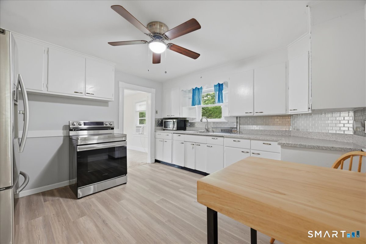 28 Moore Court New London CT 06320