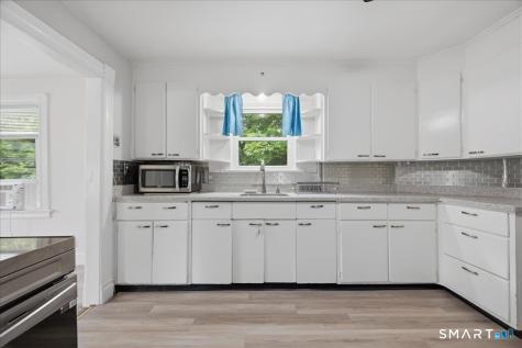 28 Moore Court New London CT 06320