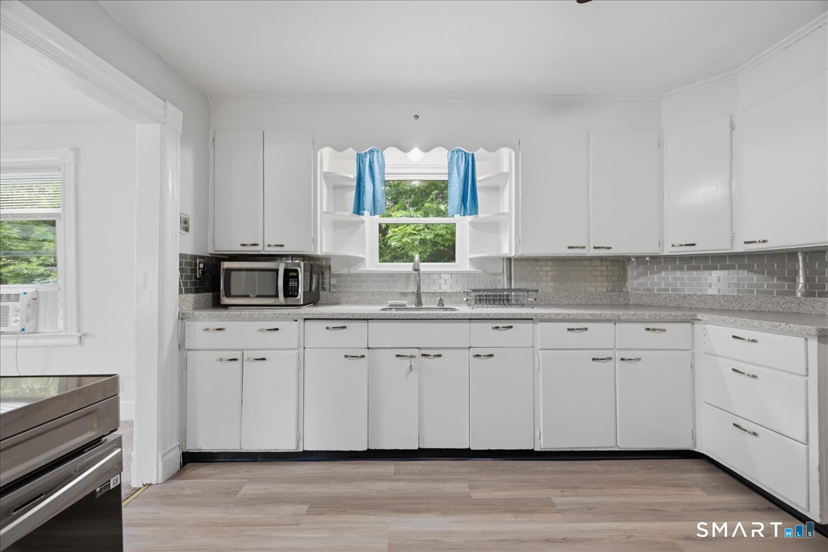 28 Moore Court New London CT 06320