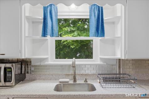 28 Moore Court New London CT 06320