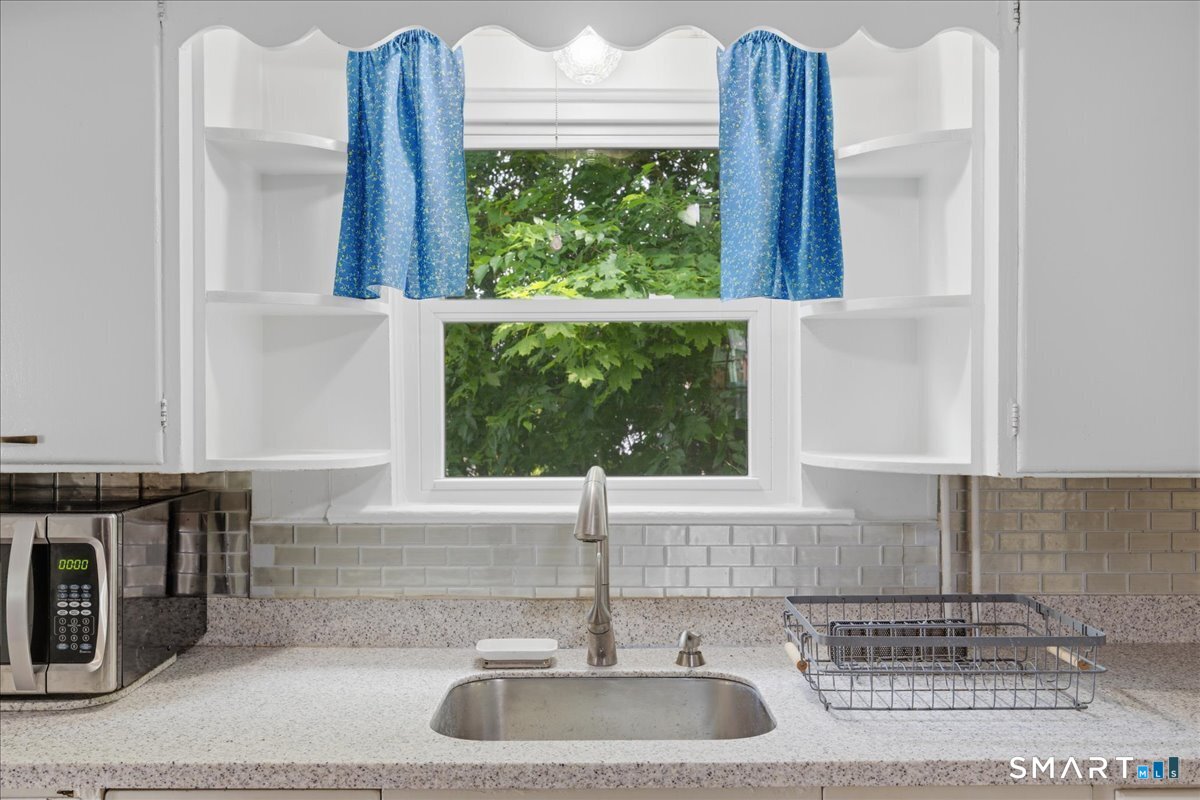 28 Moore Court New London CT 06320