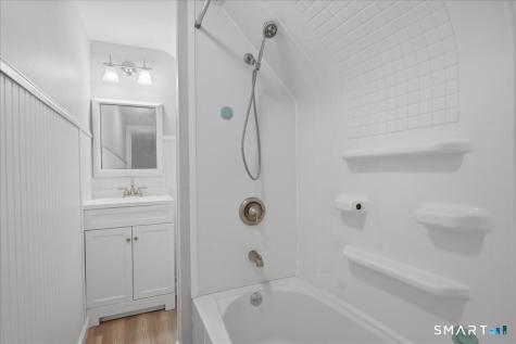 28 Moore Court New London CT 06320