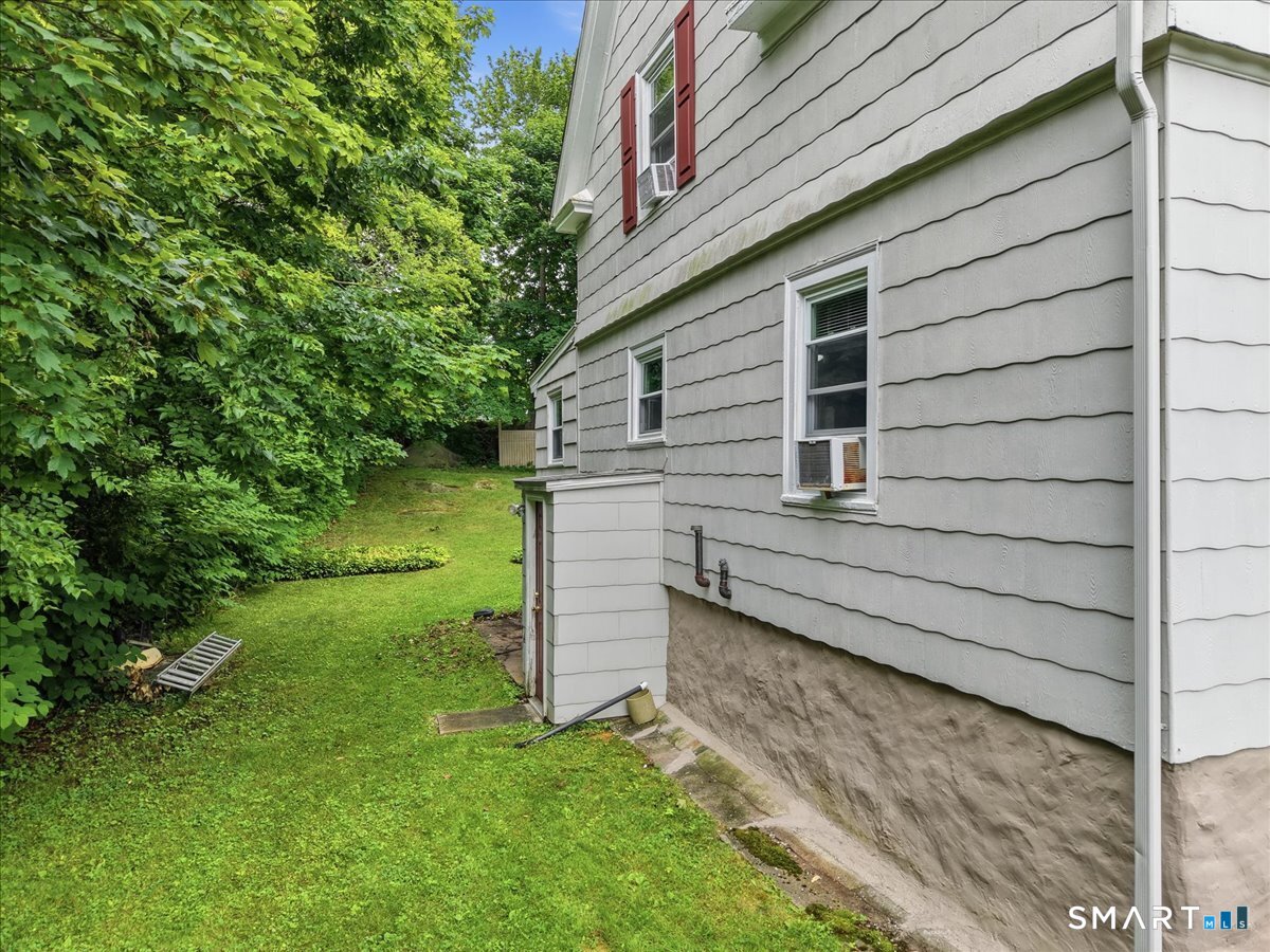 28 Moore Court New London CT 06320