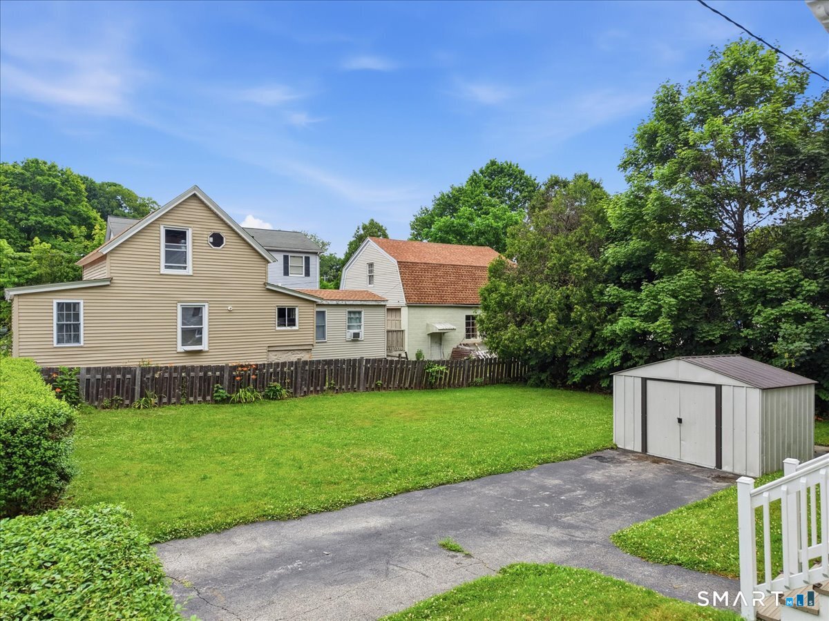 28 Moore Court New London CT 06320