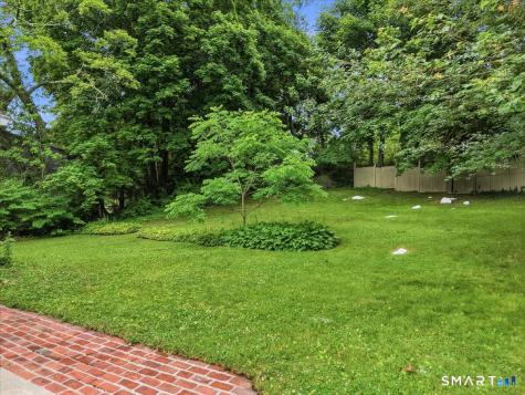28 Moore Court New London CT 06320