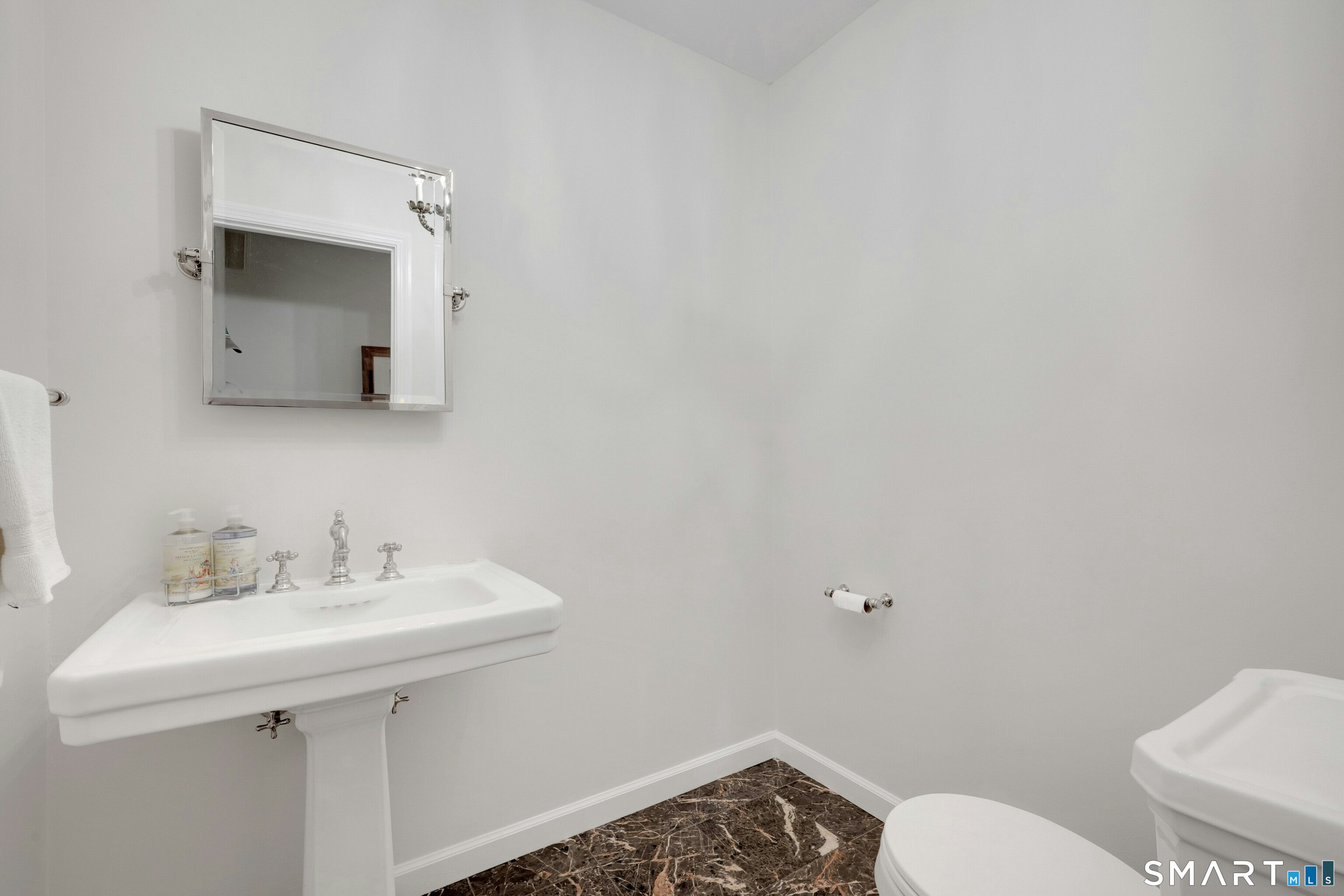 6 Stoneleigh Square Fairfield CT 06825