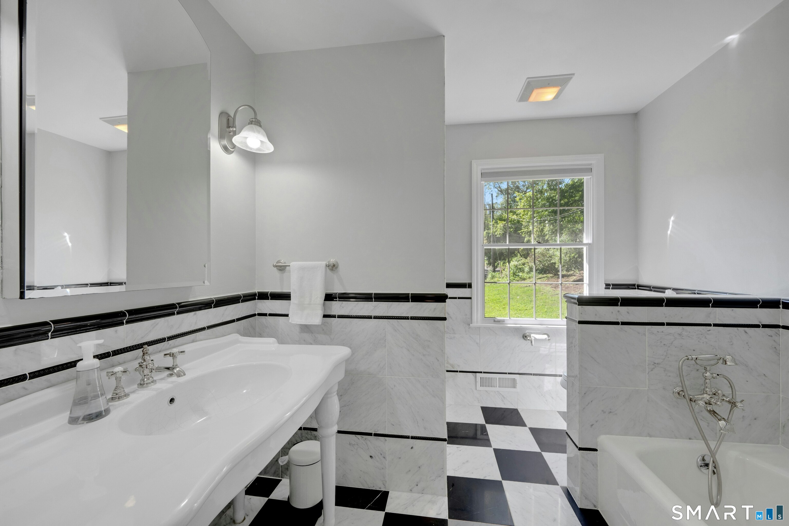 6 Stoneleigh Square Fairfield CT 06825