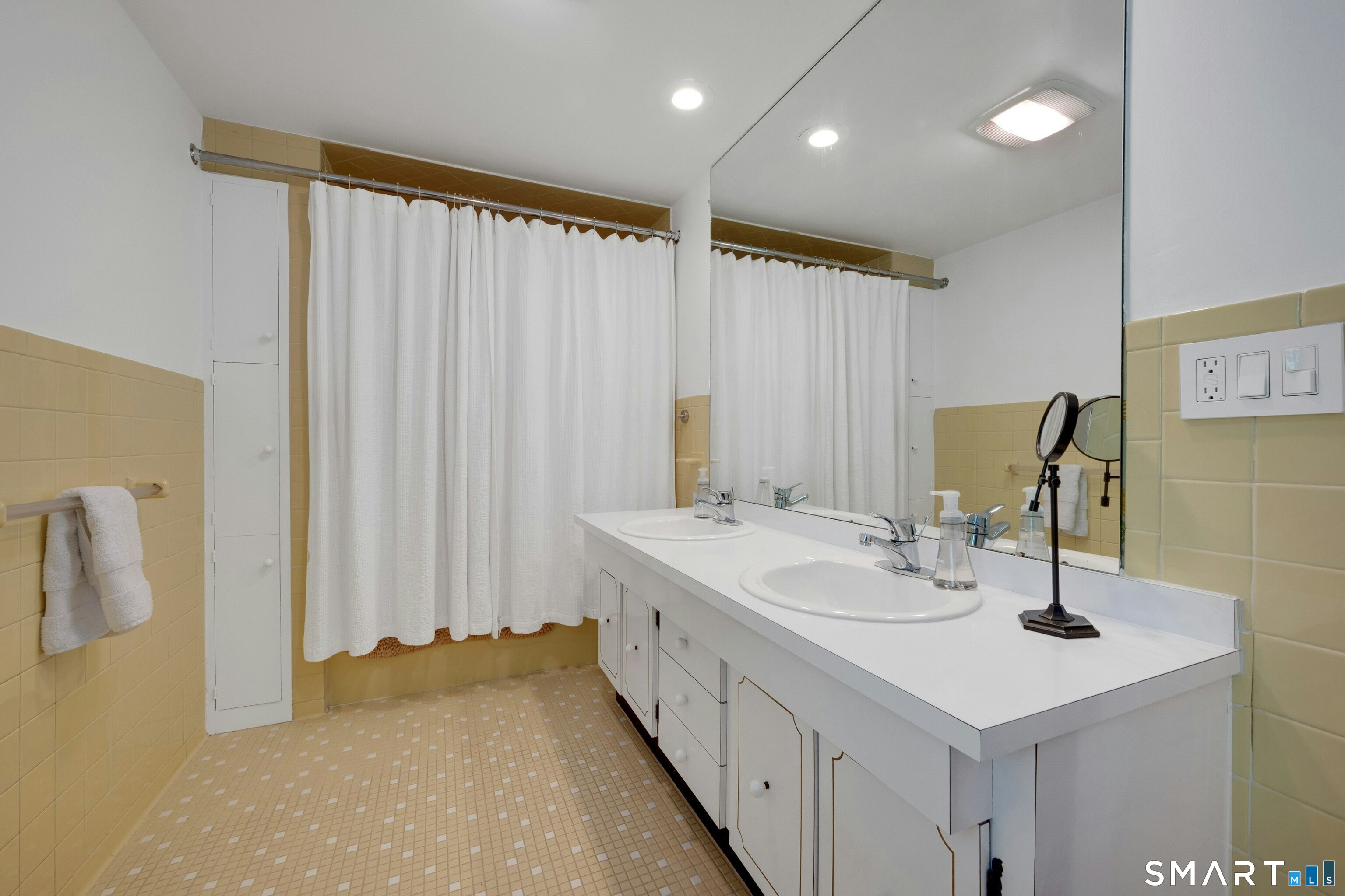 6 Stoneleigh Square Fairfield CT 06825