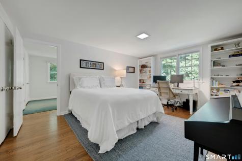 6 Stoneleigh Square Fairfield CT 06825