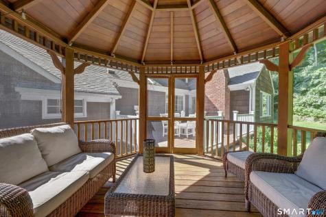 6 Stoneleigh Square Fairfield CT 06825