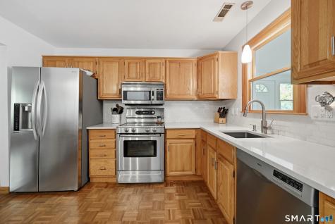 19 Willow Run Brookfield CT 06804