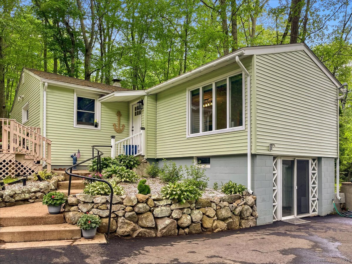 73 North Road Waterford CT 06385