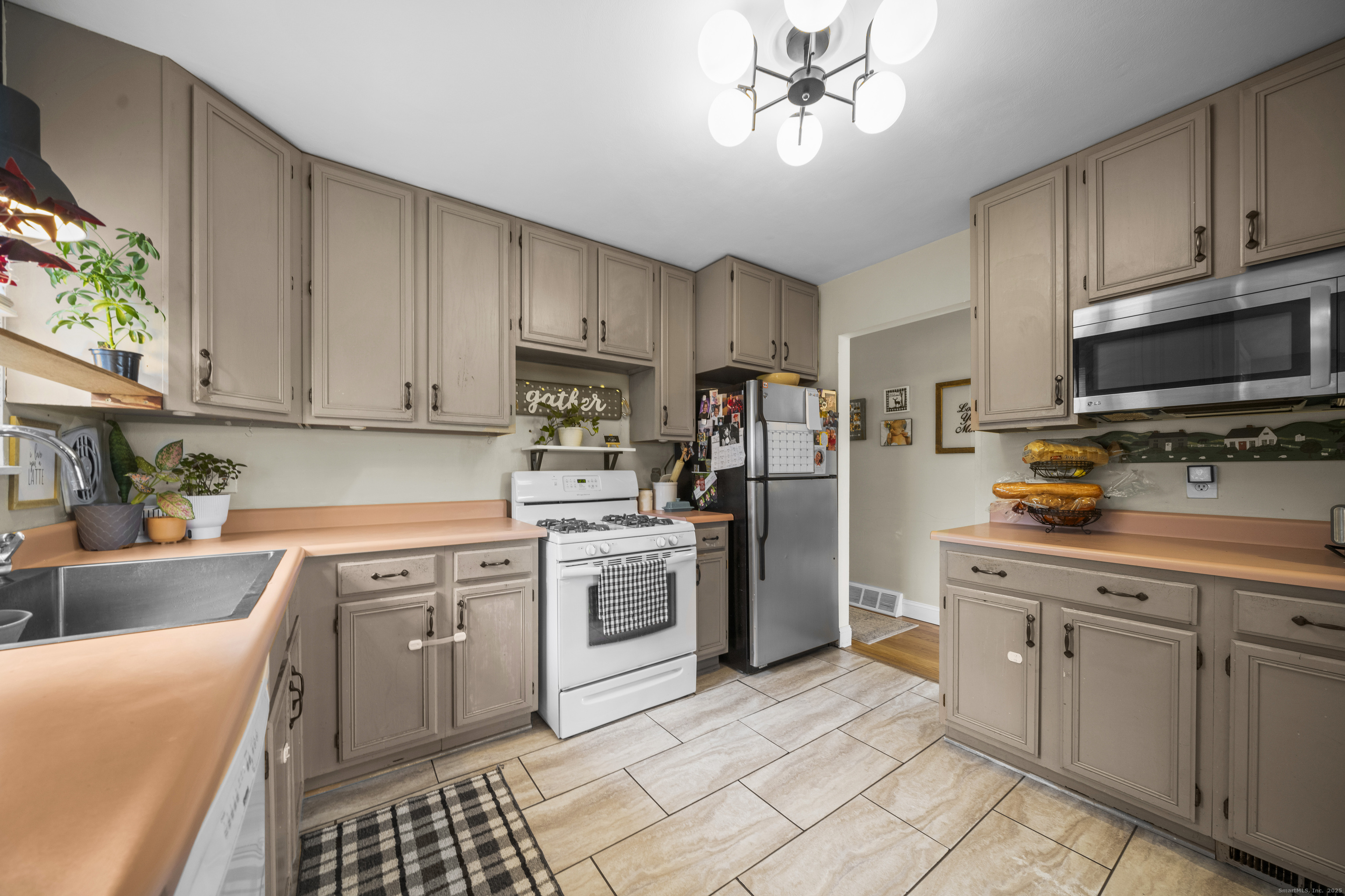 19 Thomas Street Windsor Locks CT 06096