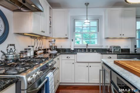 11 Pleasant Street Woodbury CT 06798