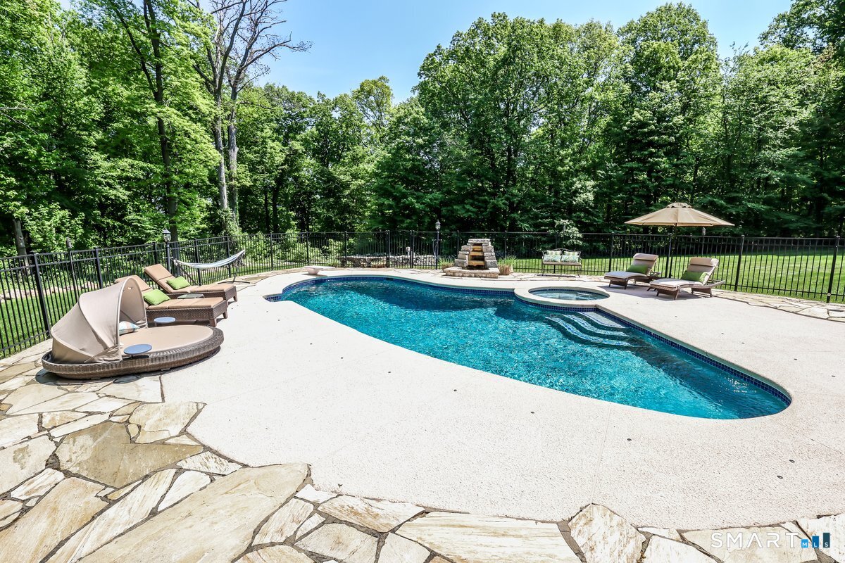 8 Rock Ridge Court New Fairfield CT 06812