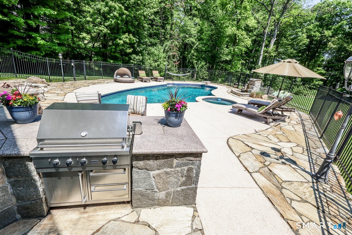 8 Rock Ridge Court New Fairfield CT 06812