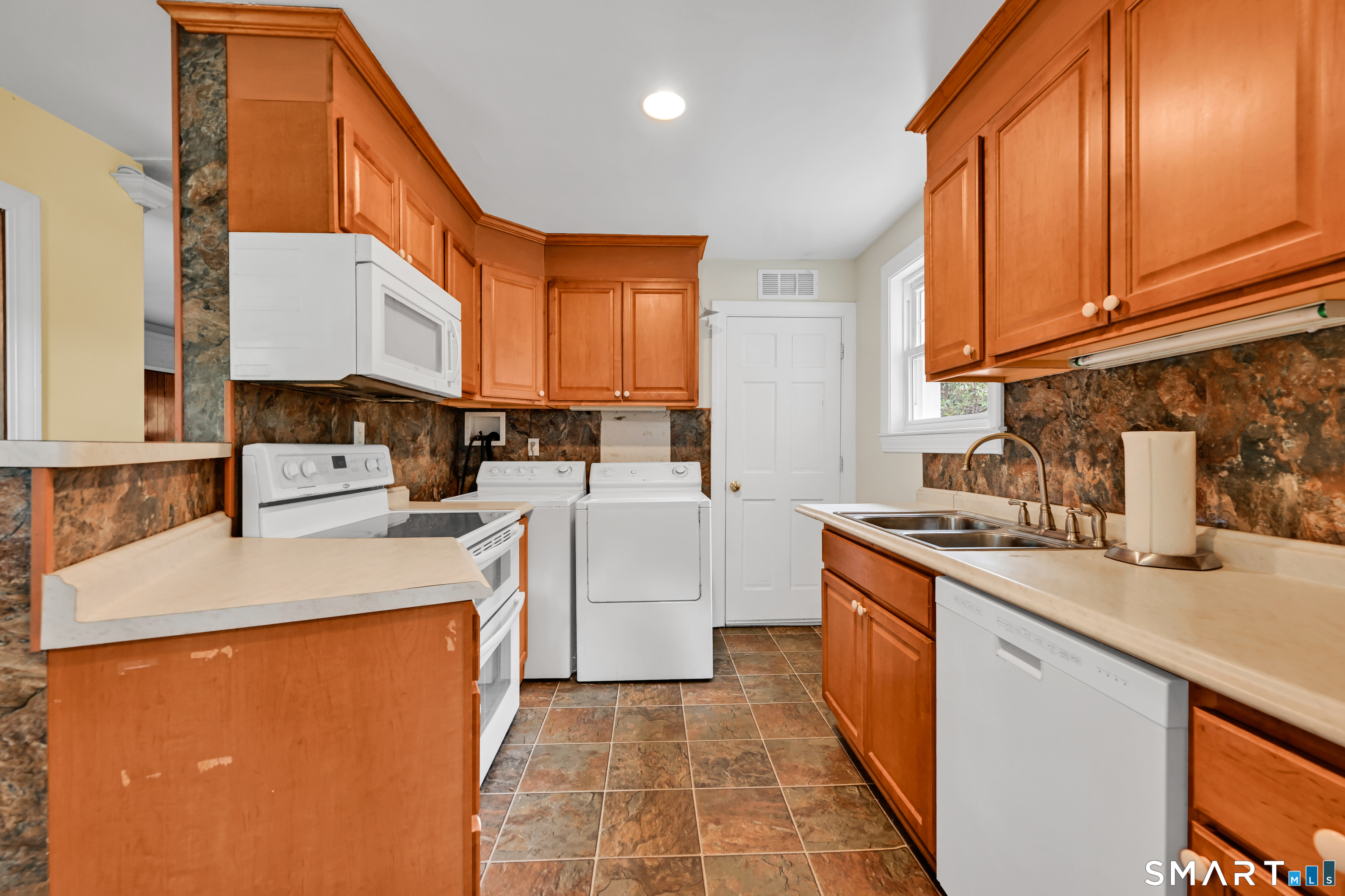 39 Woodbine Circle Bridgeport CT 06606