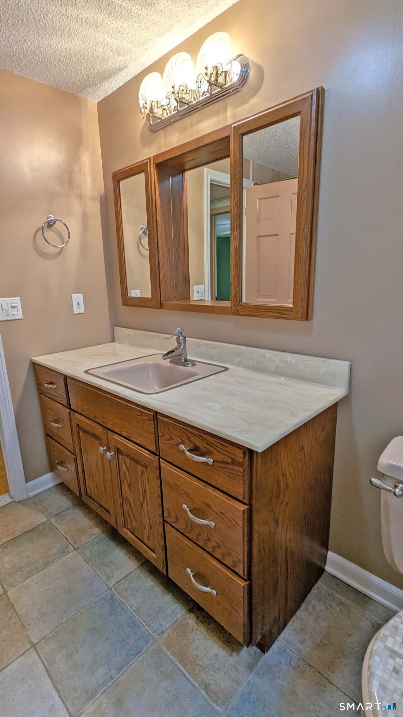 25-1/2 Edgerton Street East Hampton CT 06424